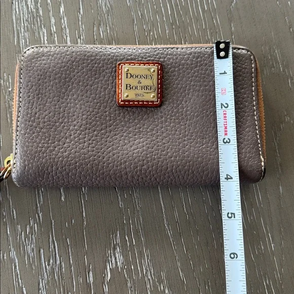 Dooney & Bourke Pewter Grayish Brown Pebbled Leather Wallet Zip Around Hobo GUC - Picture 7 of 10